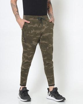 camouflage print pants with insert pockets