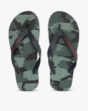 camouflage print thong-strap flip-flops