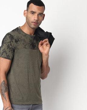 camouflage print crew-neck t-shirt with patch pocket