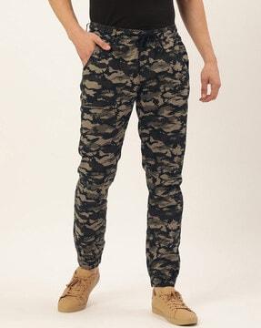 camouflage print pant with mid rise waist