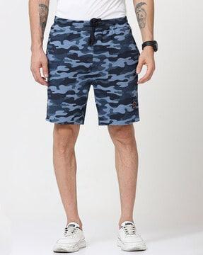 camouflage print shorts with drawstring
