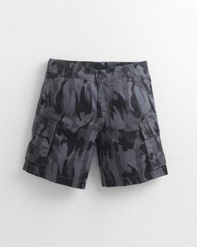 camouflage print shorts with flap pockets
