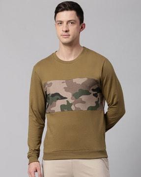 camouflage print sweatshirt with ribbed hem