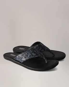 camouflage print thong-strap sandals