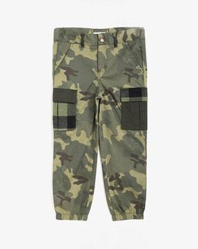 camouflage print trousers with flap pockets