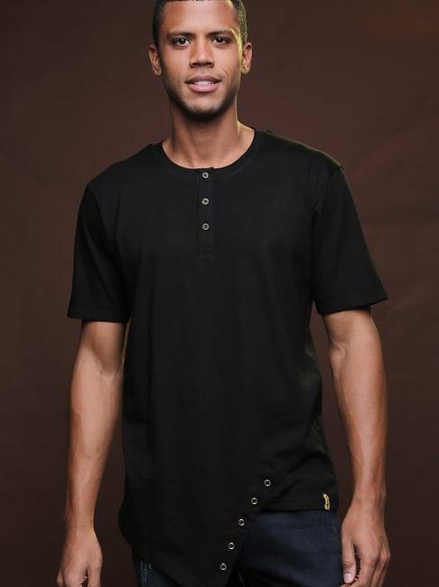 campus sutra black solid henley t-shirt