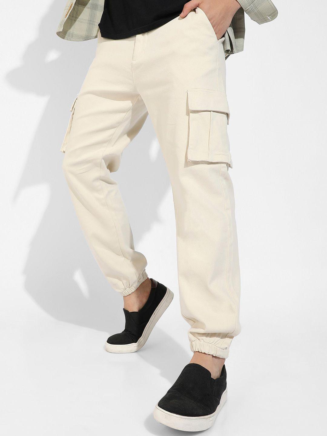 campus sutra men cream-coloured relaxed easy wash cotton cargos trousers