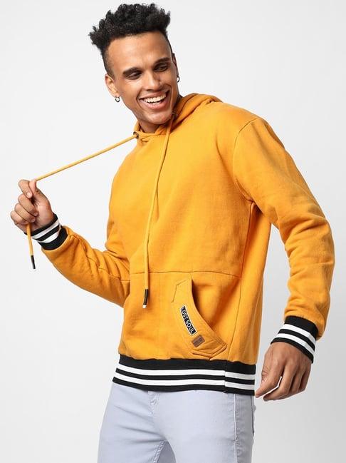 campus sutra yellow cotton regular fit hooded sweatshirt