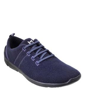 casual shoes with lace fastening