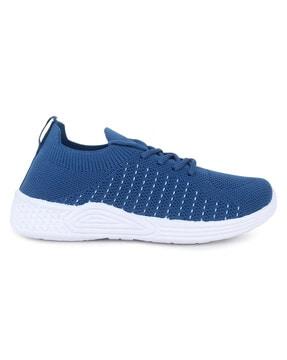 casual shoes with lace fastening