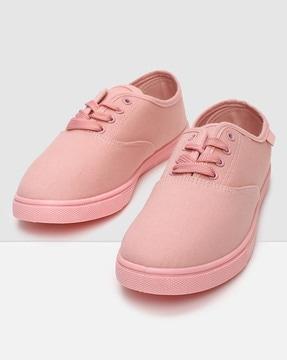 casual shoes with lace fastening