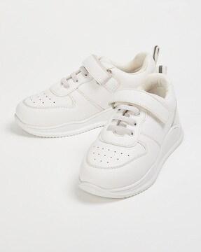 casual shoes with velcro fastening