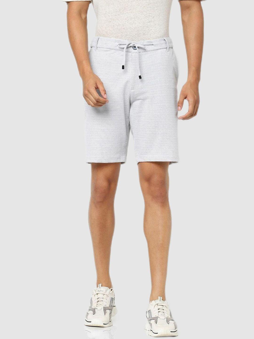 celio men off white regular fit solid shorts