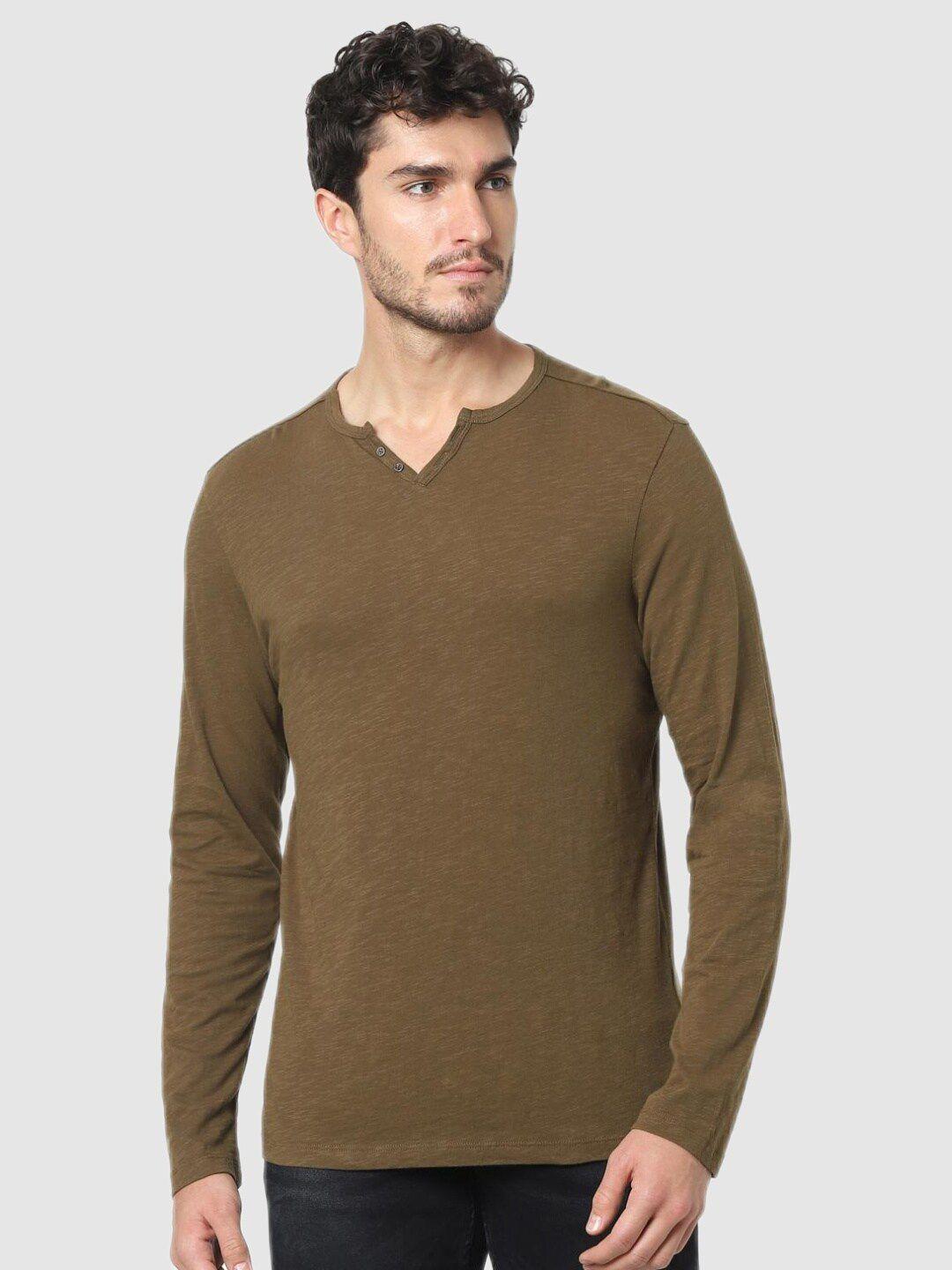 celio men brown solid henley neck t-shirt