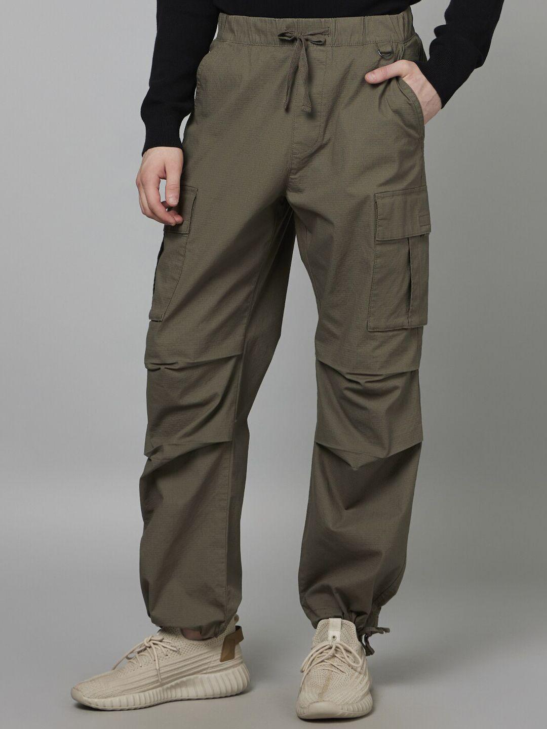 celio men classic mid-rise cargos cotton trousers