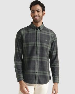 checked shirt with cutaway-collar