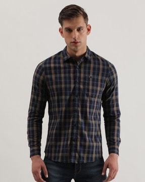 checked spread collar shirt