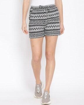 chevron print city shorts with insert pockets