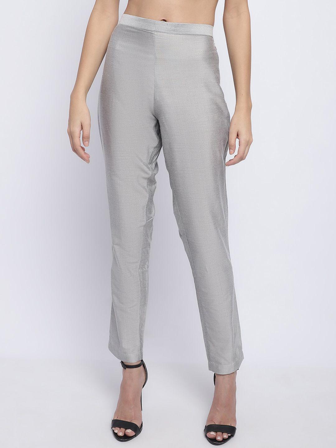 chique women grey trousers