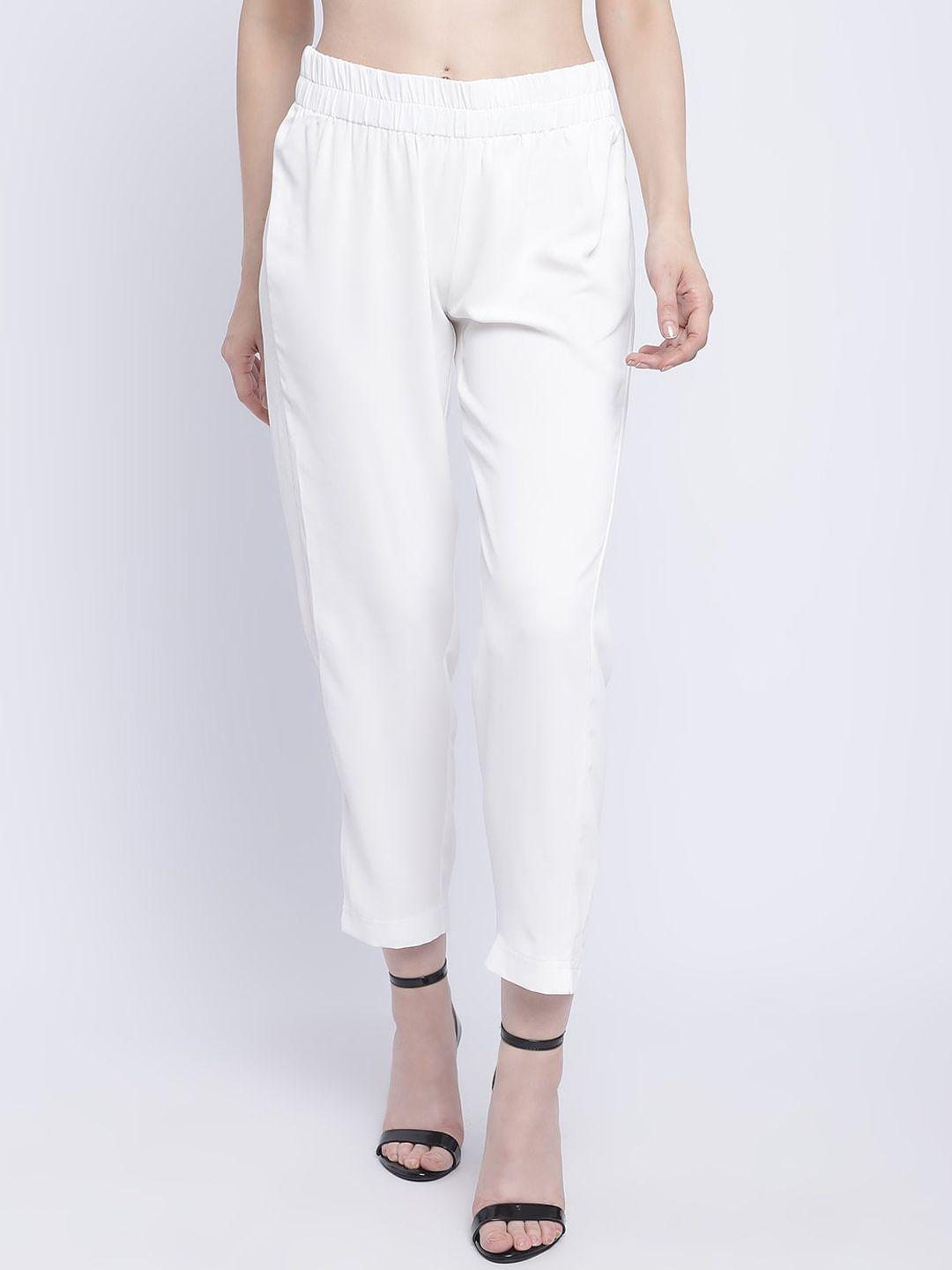chique women white trousers
