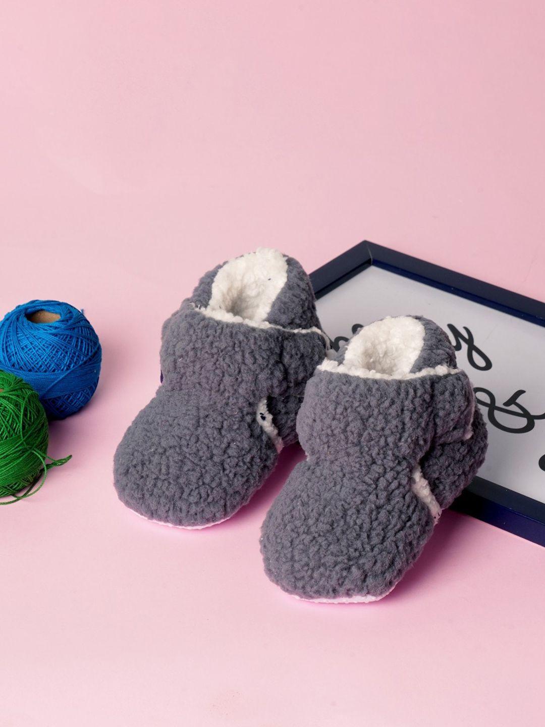 chiu infants self-design woolen booties