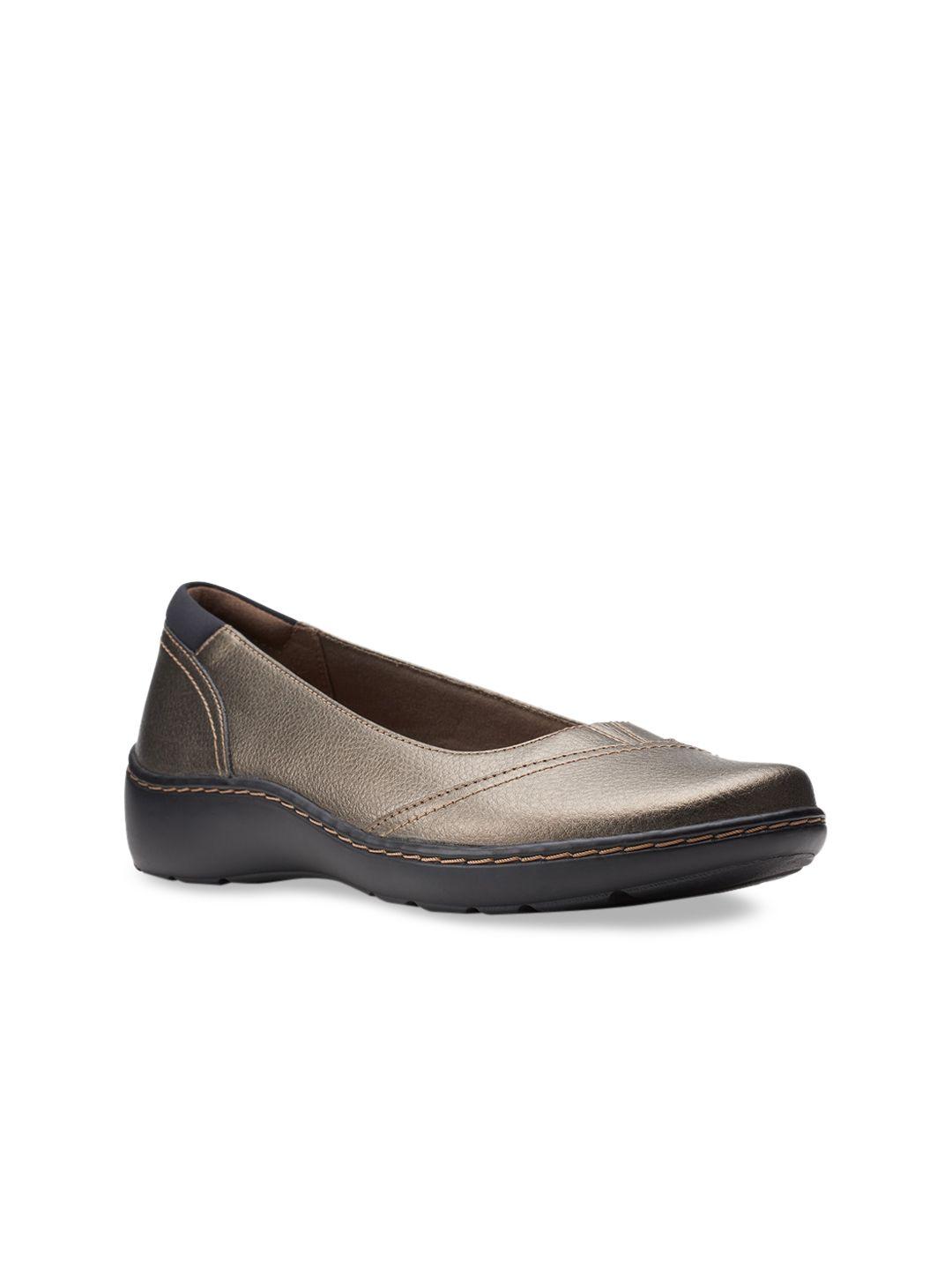 clarks women gunmetal-toned textured slip-on sneakers