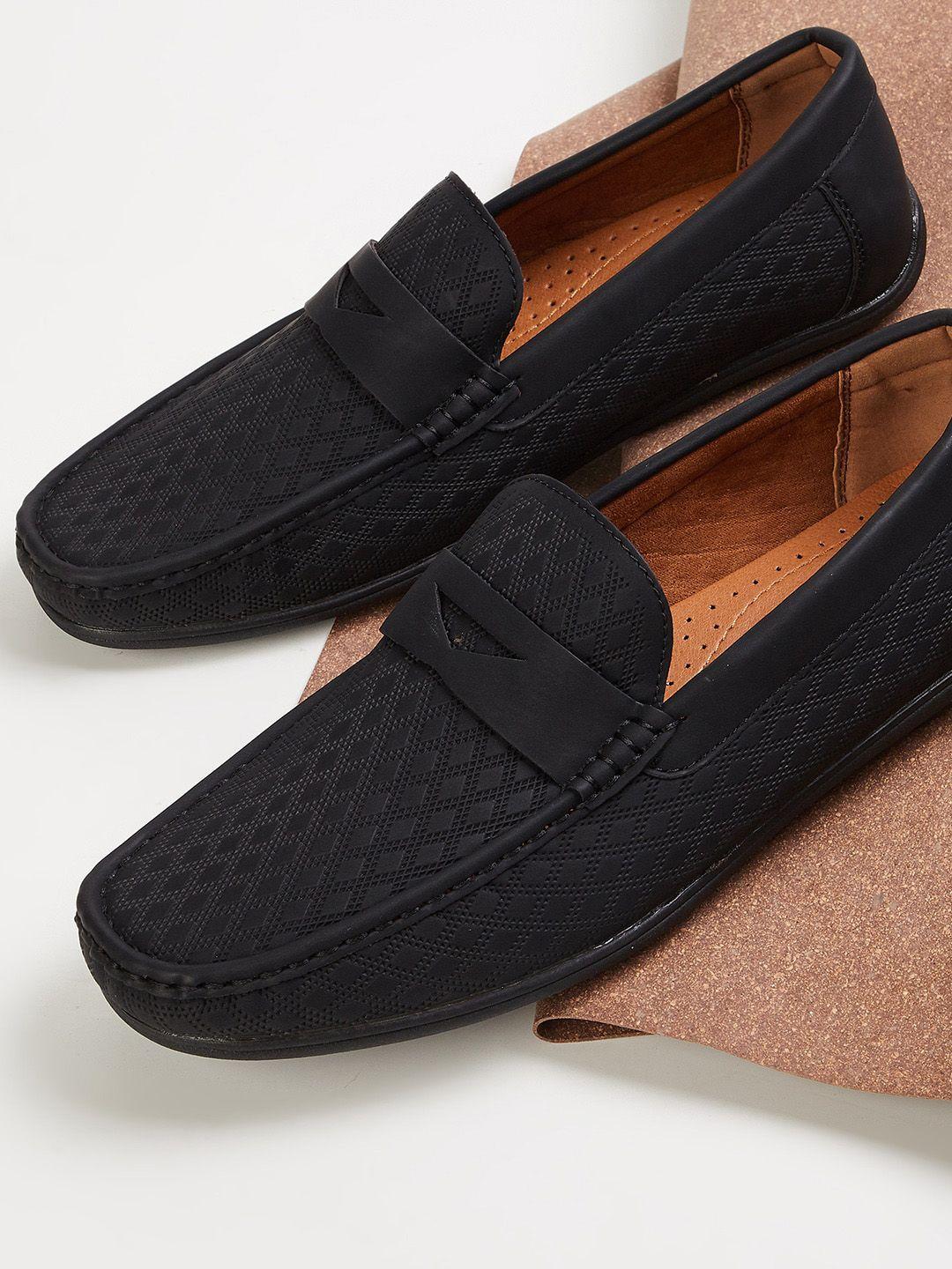 code by lifestyle men textured loafers