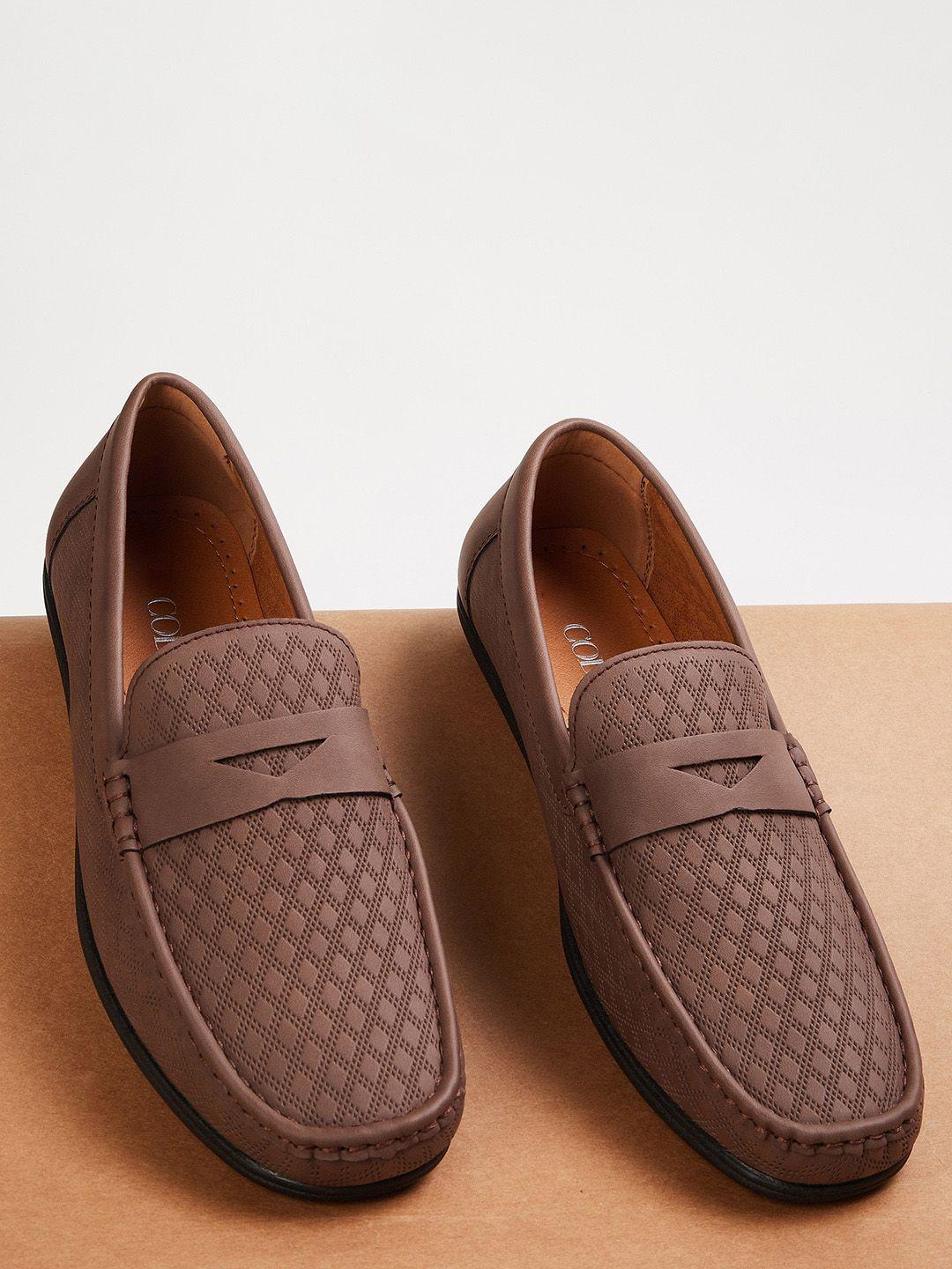 code by lifestyle men textured loafers