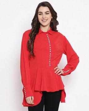 collar-neck top with button-accent