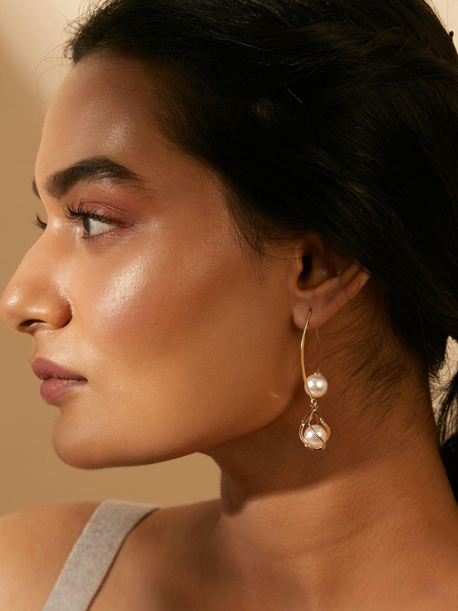 contemporary pearl & gold dangler earrings