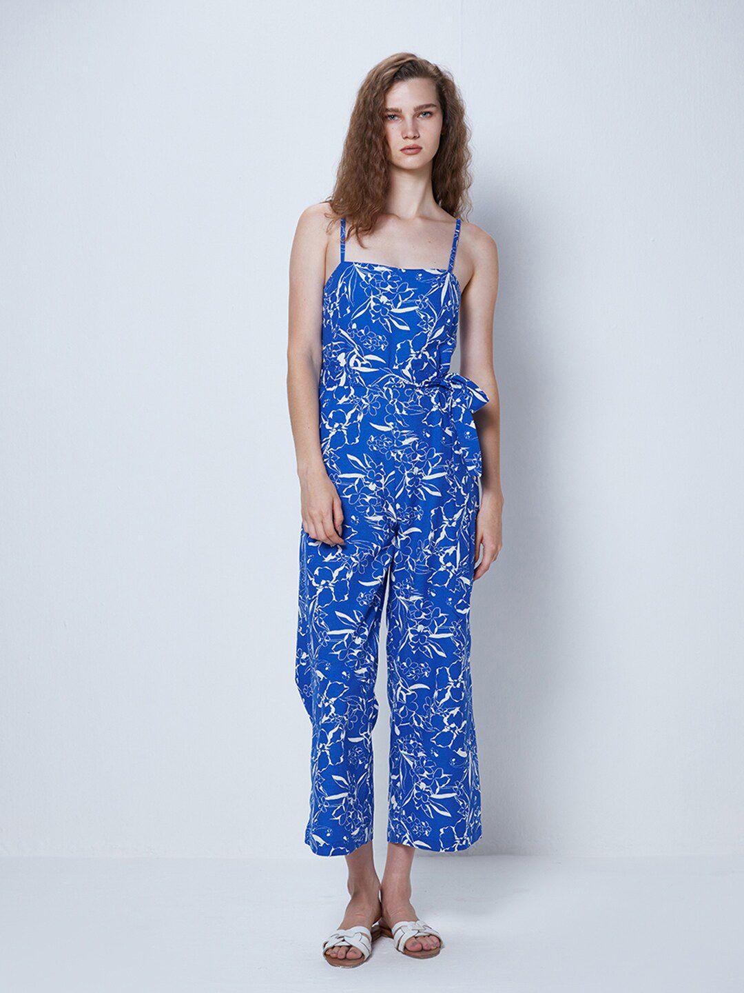 cover story blue & white floral printed basic jumpsuit