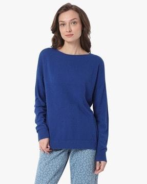 crew-neck pullover with ribbed hem