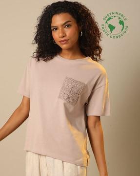 crew-neck t-shirt with crochet pocket