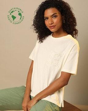 crew-neck t-shirt with crochet pocket