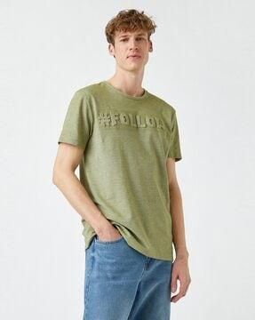 crew-neck t-shirt with embossed text accent