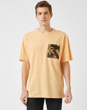crew-neck t-shirt with printed patch pocket