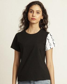 crew-neck t-shirt with printed sleeves