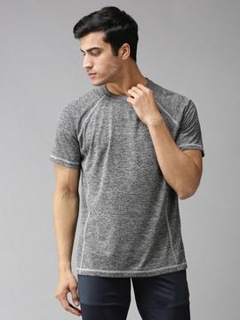 crew-neck t-shirt with raglan sleeves