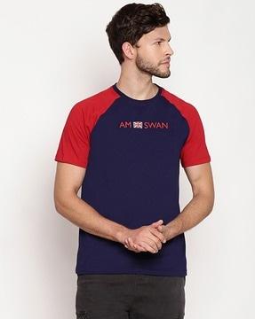 crew-neck t-shirt with raglan sleeves