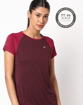 crew-neck t-shirt with raglan sleeves