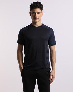 crew-neck t-shirt with raglan sleeves