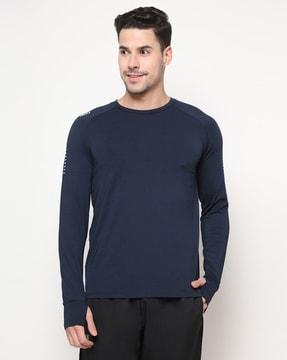 crew-neck t-shirt with raglan sleeves