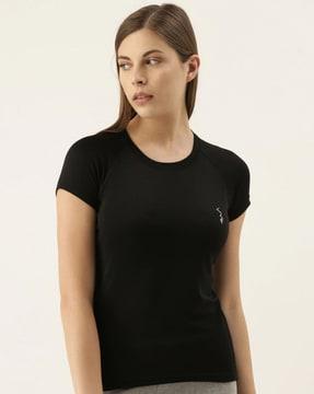 crew-neck t-shirt with raglan sleeves