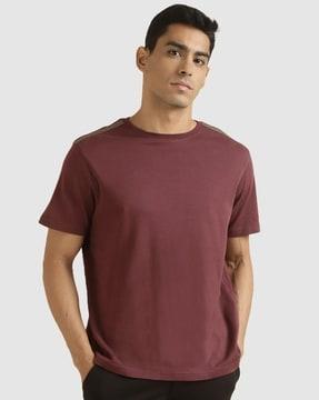 crew-neck t-shirt with short sleeves