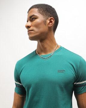 crew-neck t-shirt with striped sleeves