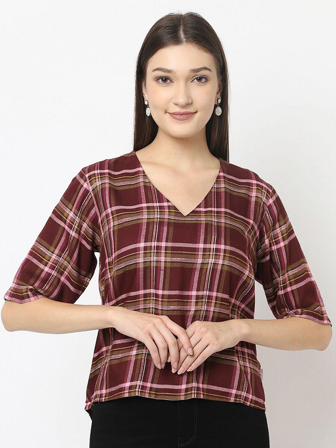 crimsoune club women maroon & pink checked crop top