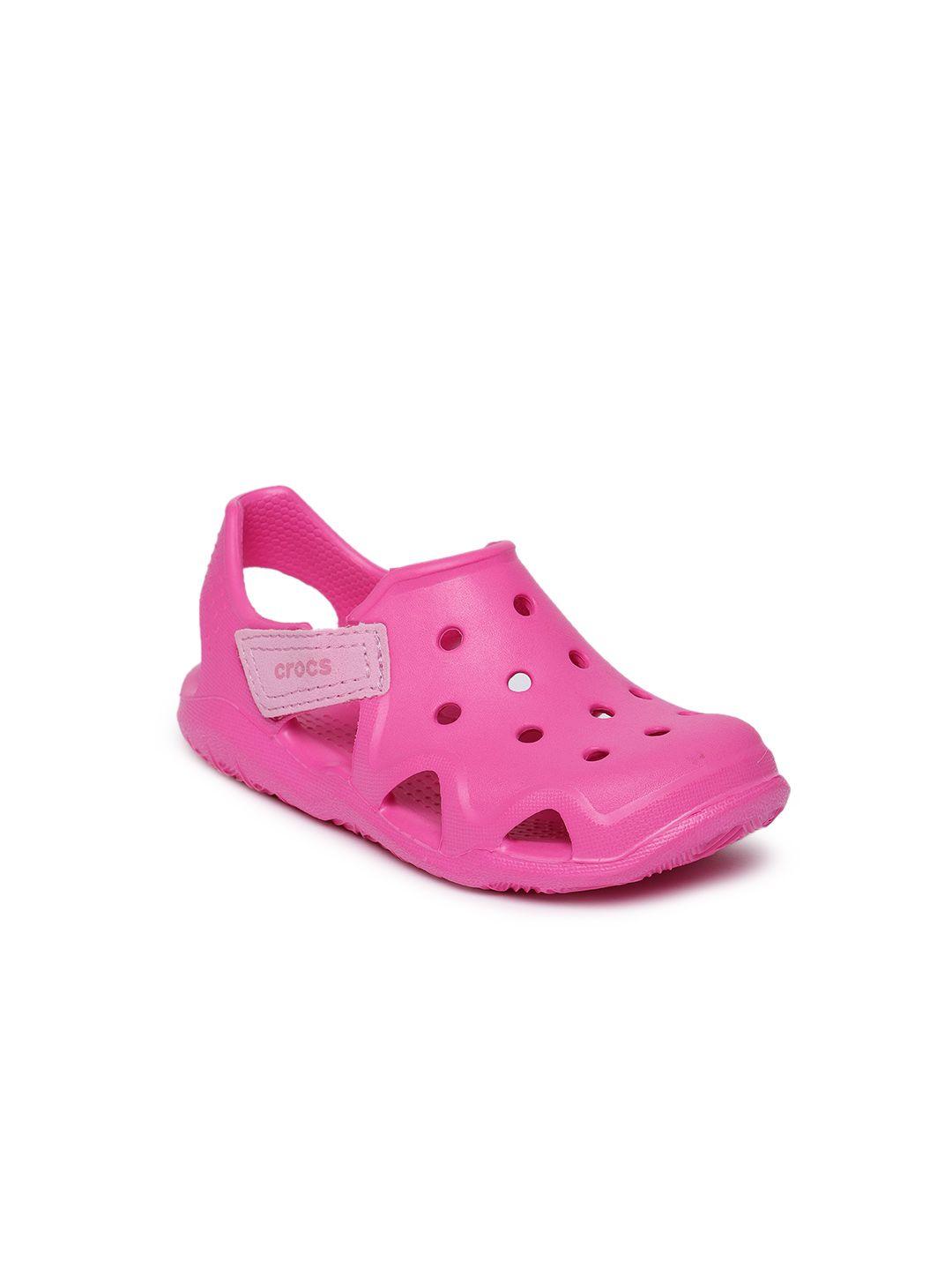 crocs boys pink solid clogs