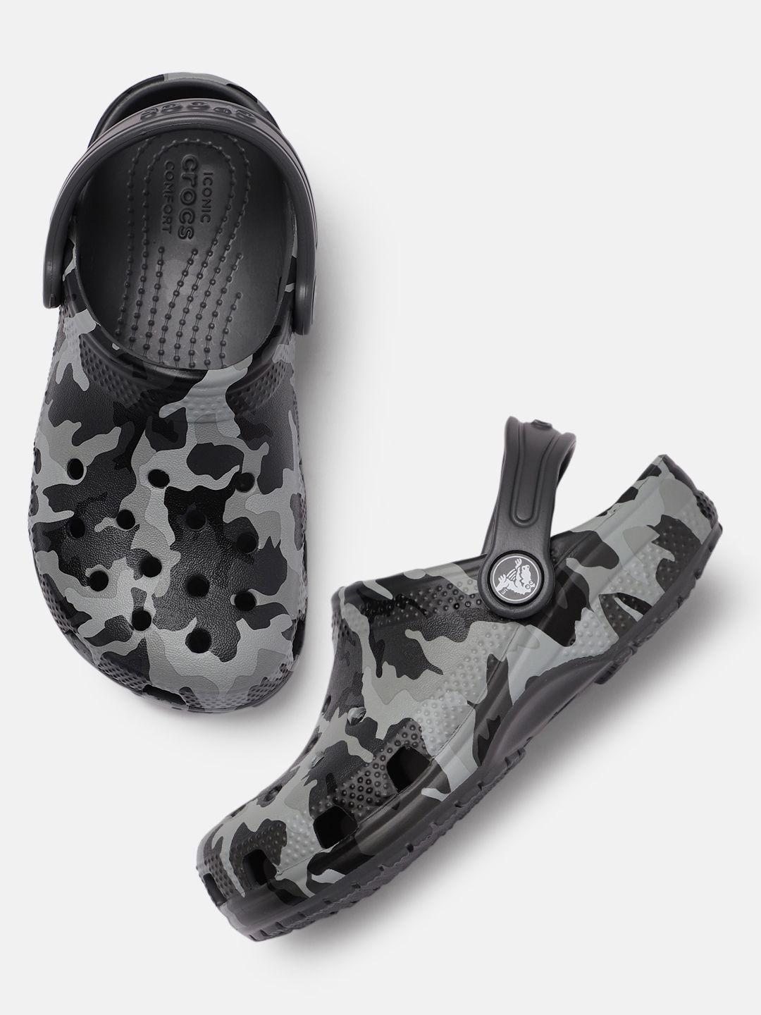crocs kids black & grey printed camo clogs