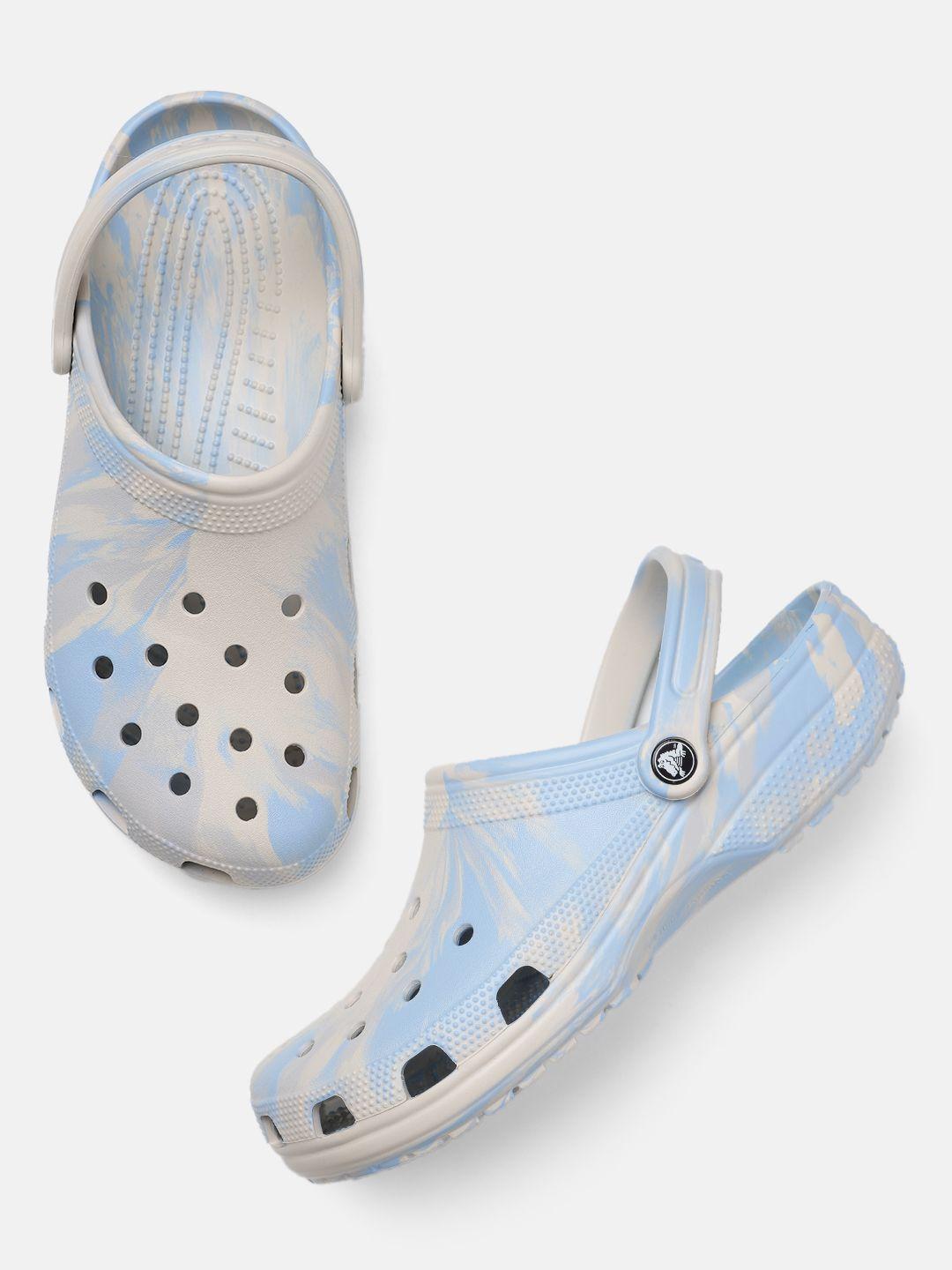 crocs men abstract printed clogs