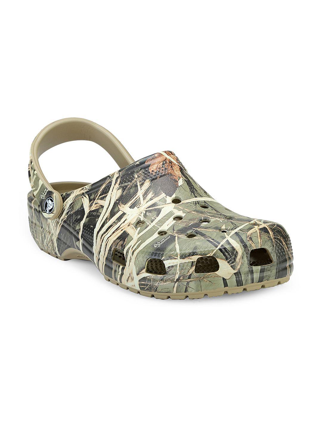 crocs men khaki classic realtree printed clogs